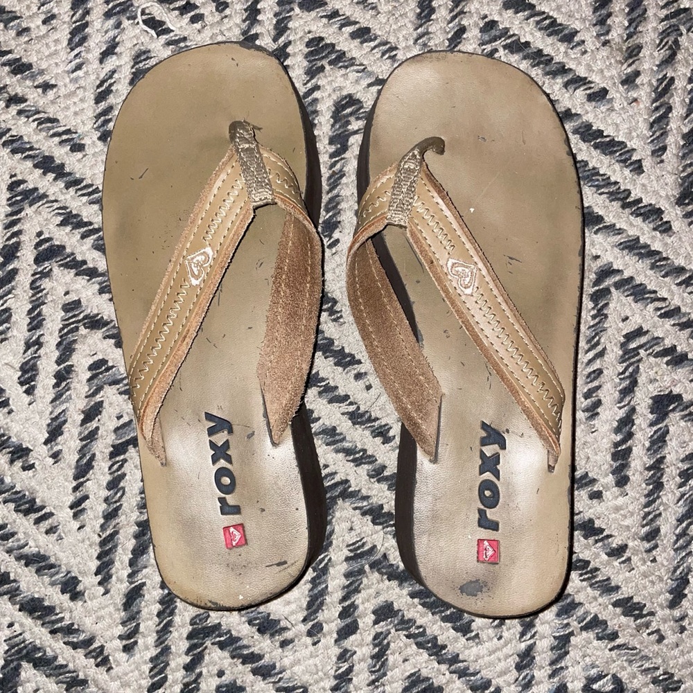 Roxy platform tan flip flops Sz 8